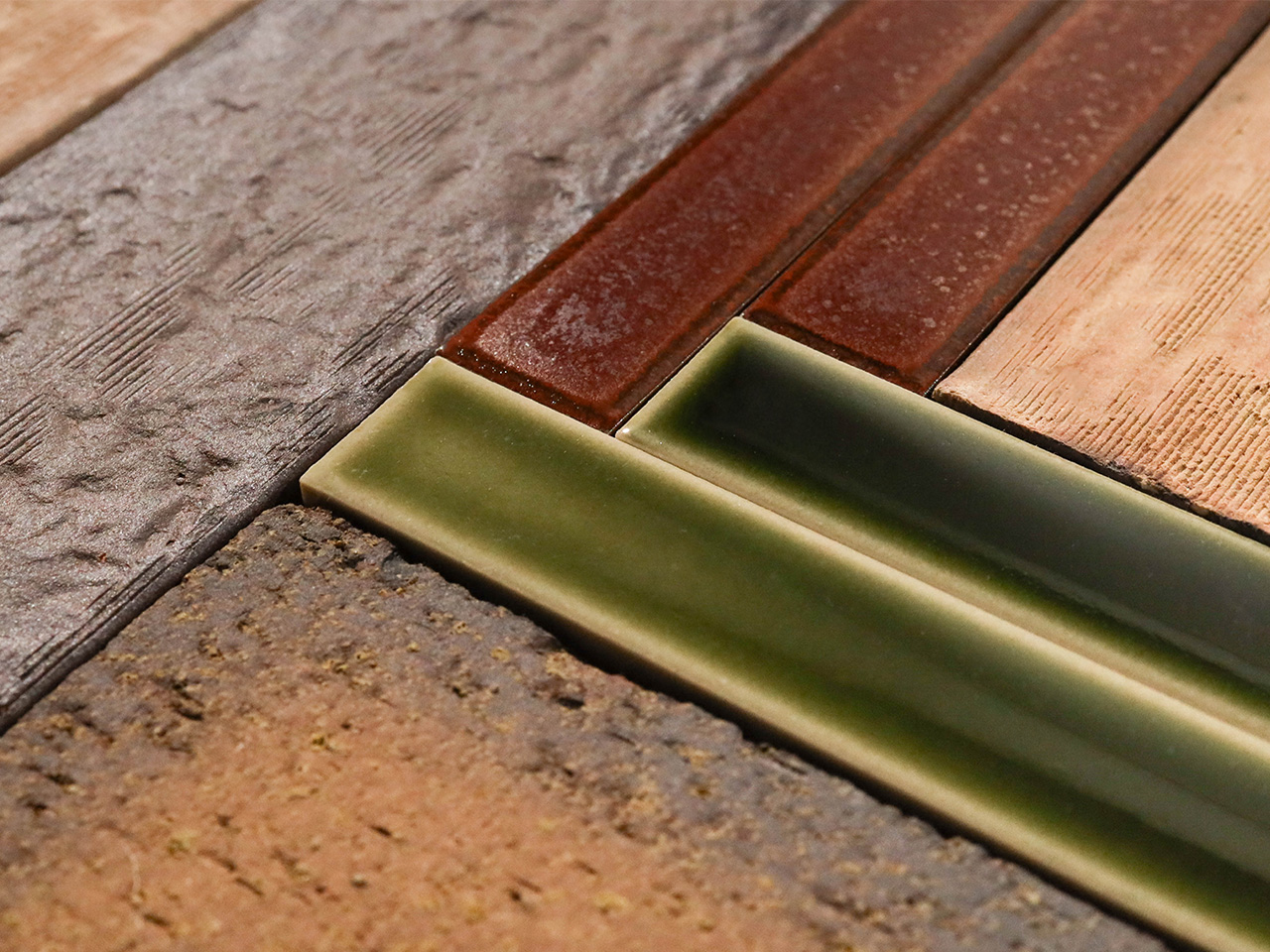 素材を活かす「無釉」、彩りを添える「施釉」