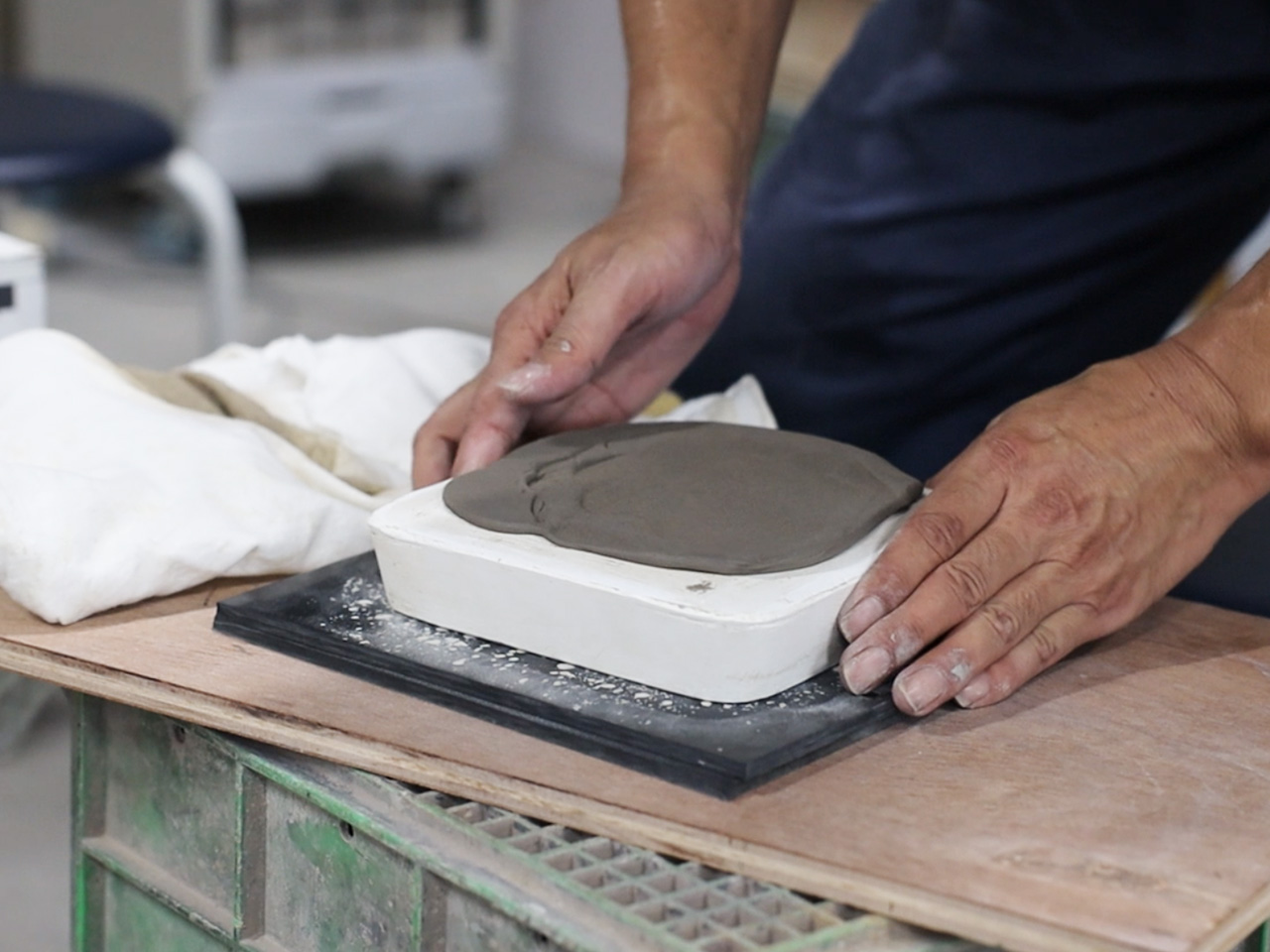 小ロット・特注デザインを叶える「型押し成形」