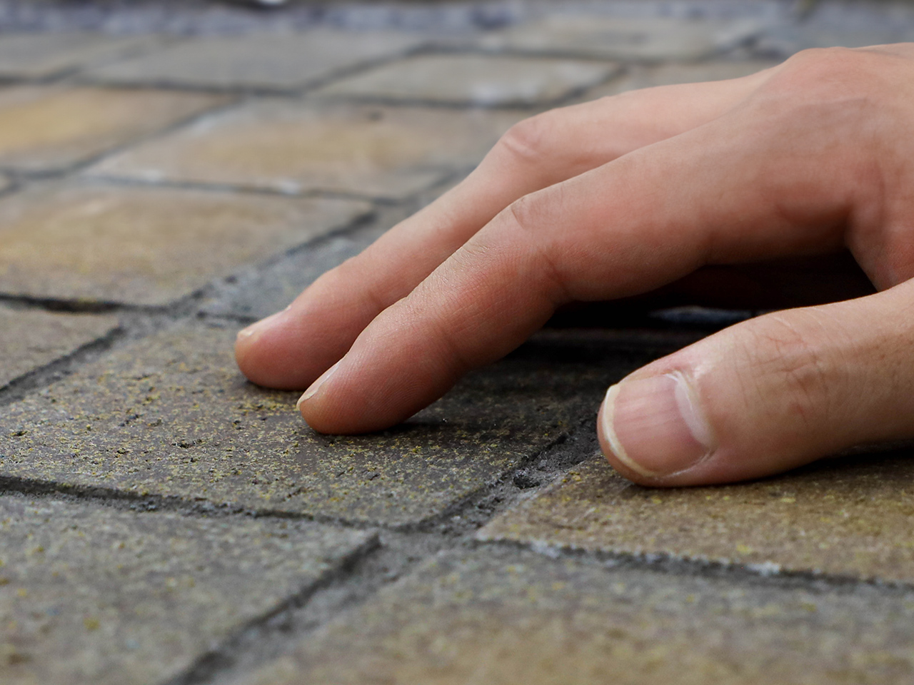 「触れて感じる」リサイクルタイルの個性