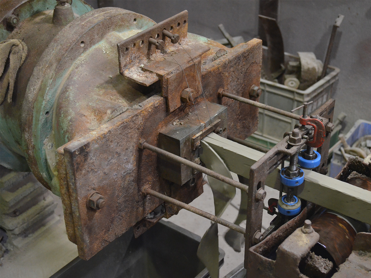 廃棄物が「意匠建材」に！タイルの質を高める成形と乾燥のプロセス